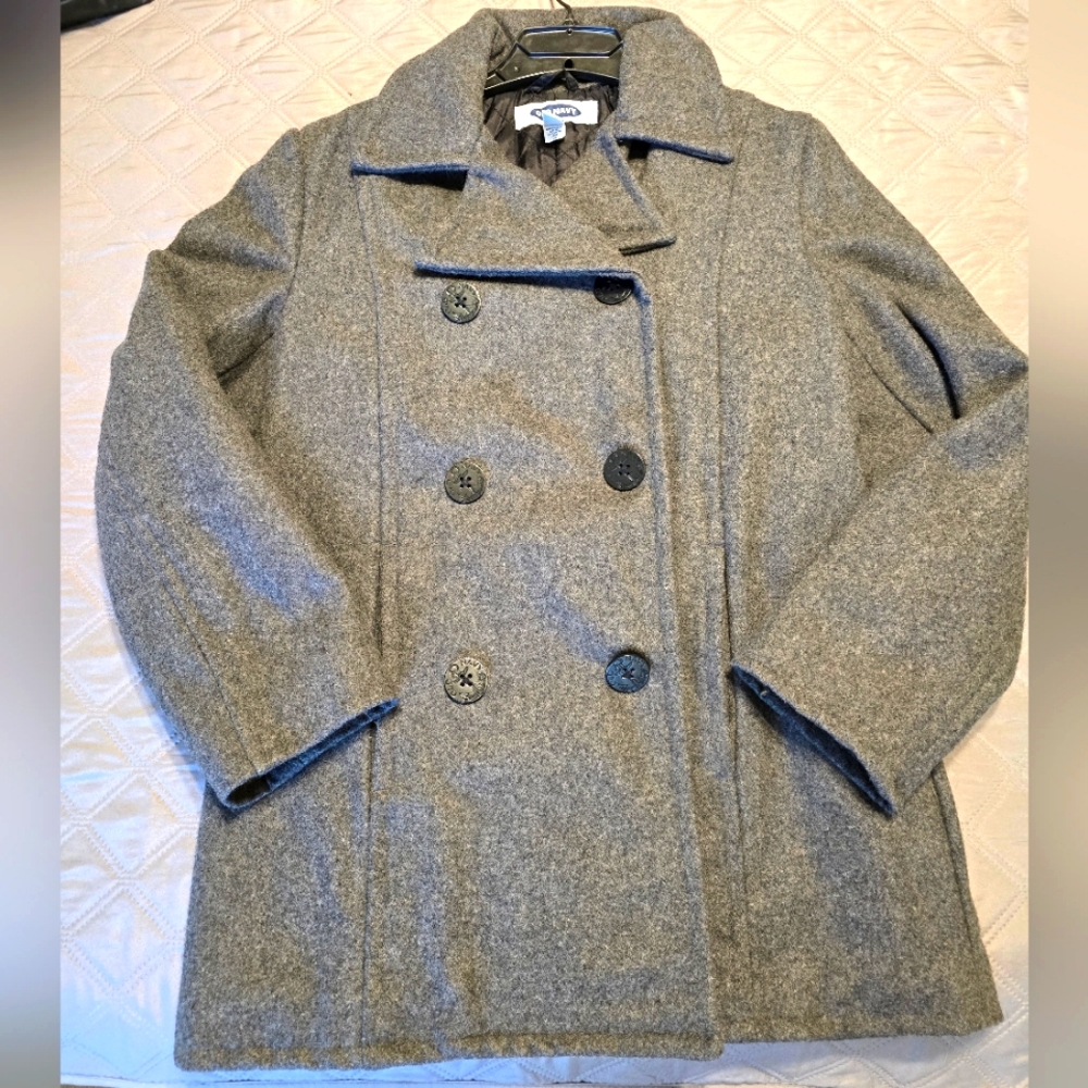 Like new-Classic Old Navy heavy wool blend pea coat with matching gloves.Size M